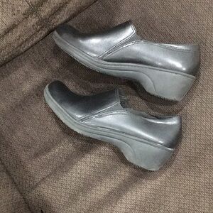 EUC Clarks black leather slip resistant clogs